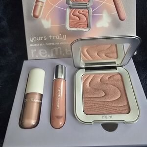 r.e.m. Beauty Ariana Grande Yours Truly Makeup Gift Set